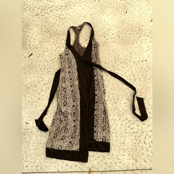 Urban Outfitters wrap dress in black and tan. Size small (fits like XS/S) - Picture 5 of 8